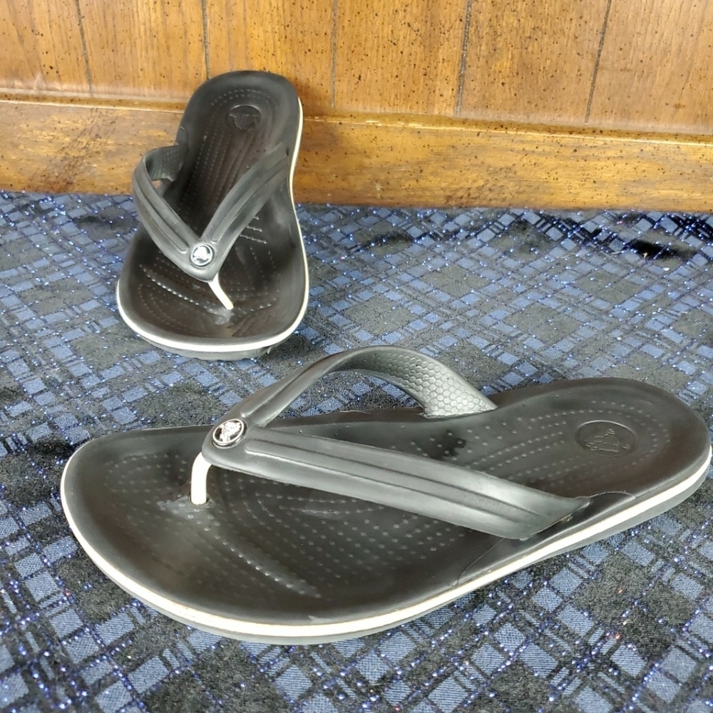 Crocs flip flops sandals black white
Sz 5-7
Woman'
